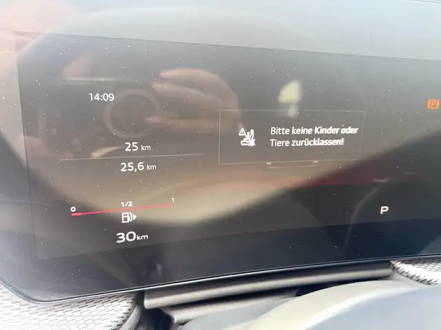 Audi Q5 view 11