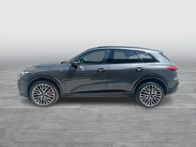 Audi Q5 view 3