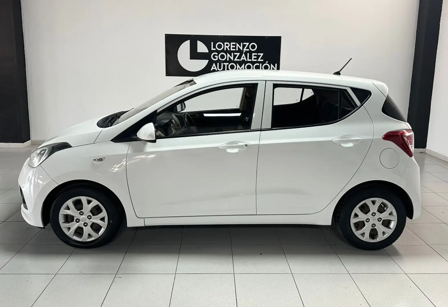 Hyundai i10 Pequeño Automático de 5 Puertas Blanco - 2