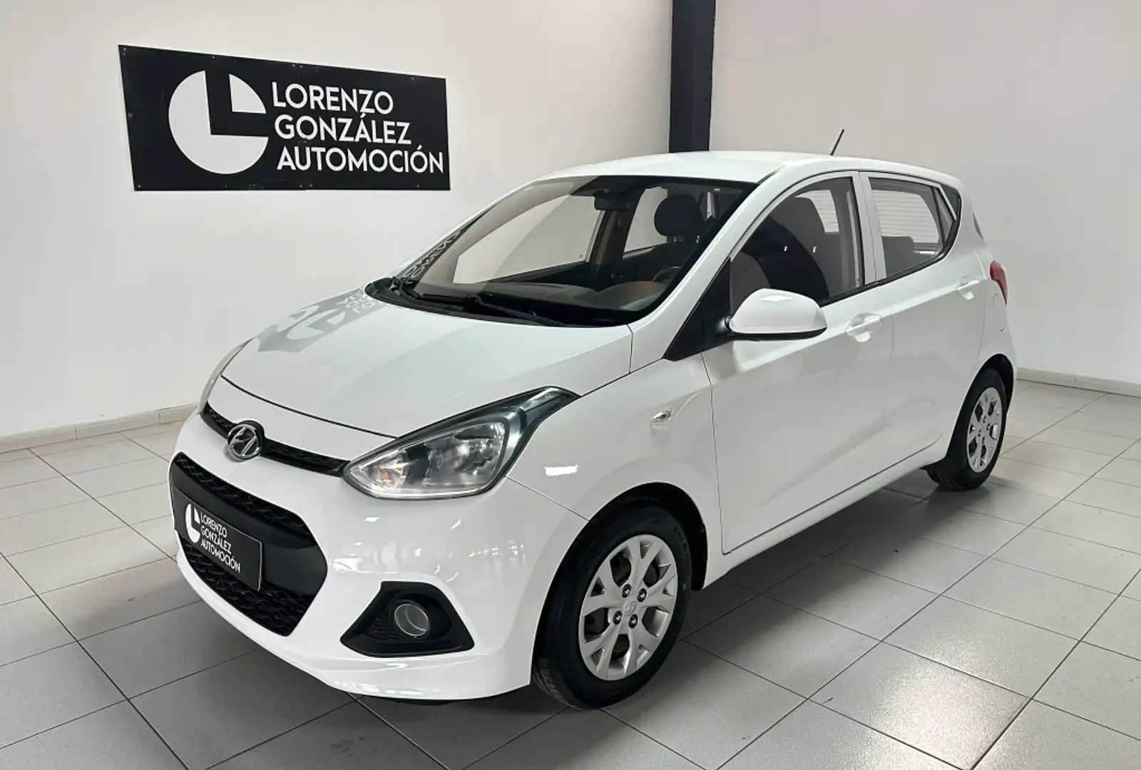 Hyundai i10 Pequeño Automático de 5 Puertas Blanco - 1