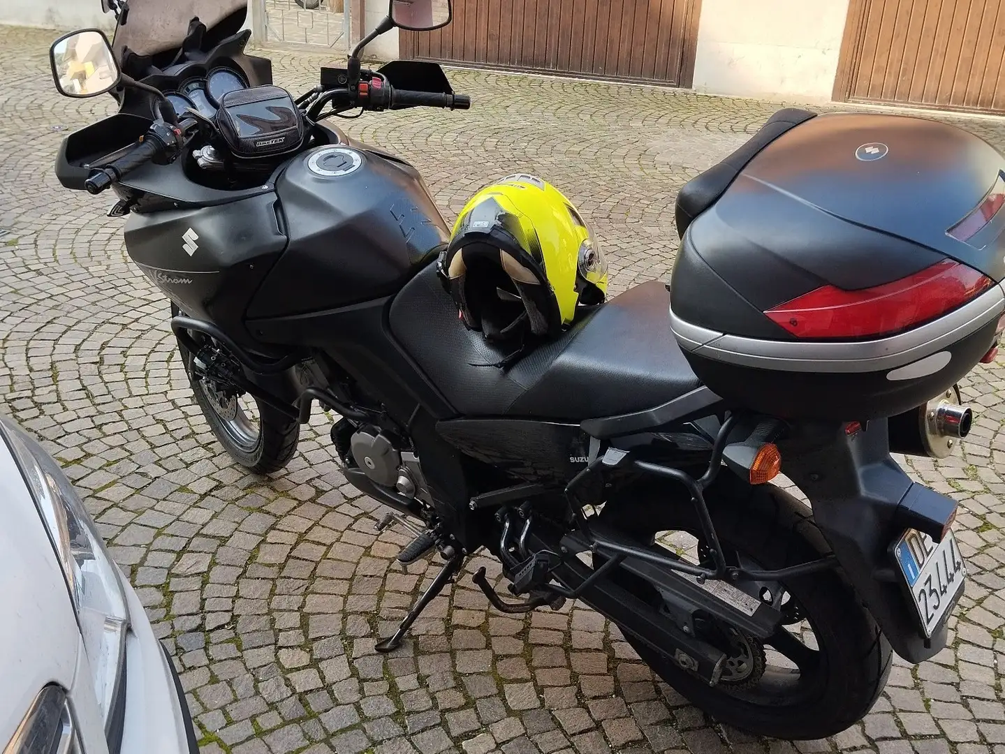 Suzuki V-Strom 650 Fekete - 2