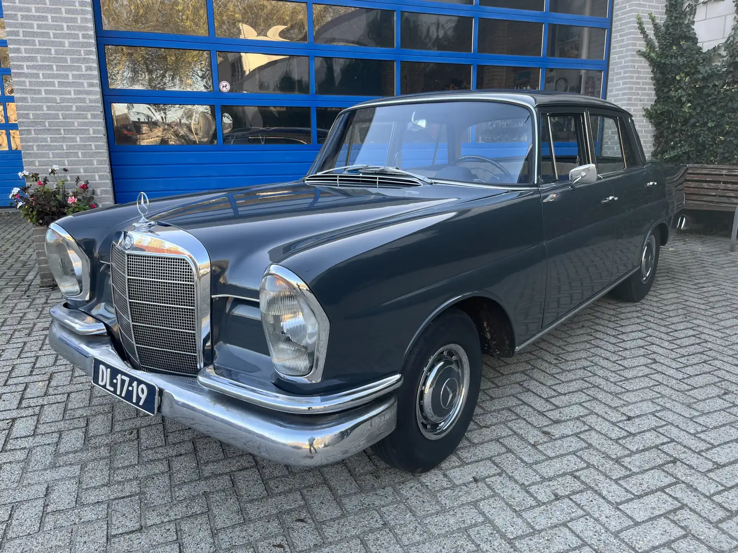 Mercedes-Benz 220 6 cil zeer mooie Auto Grijs - 1