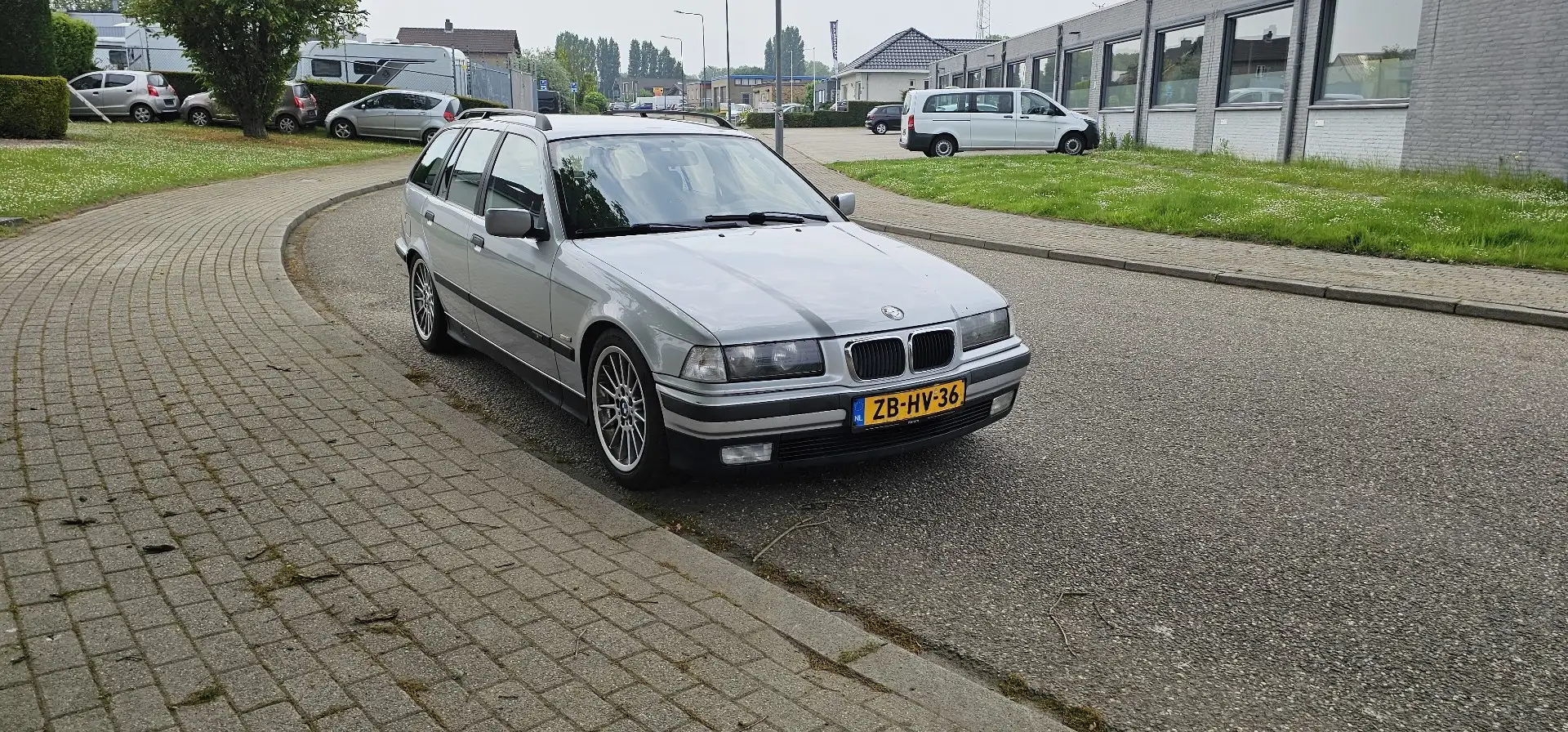 BMW 320 320i touring Sport Edition Zilver - 2