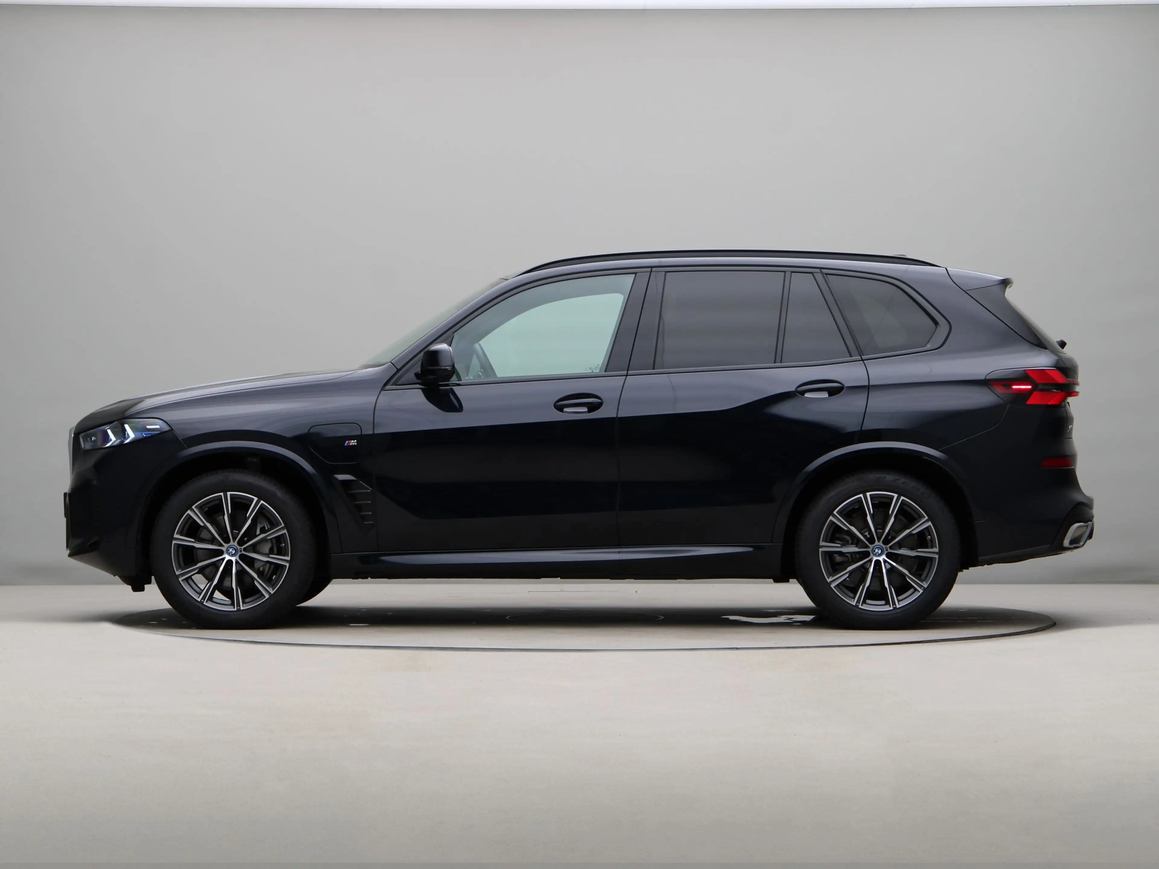 BMW X5 xDrive50e — photo 12