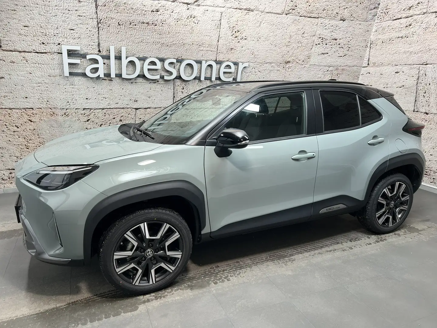 Toyota Yaris Cross Hybrid AWD-i 130PS Premiere Edition Grau - 2