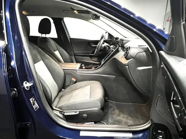 Mercedes-Benz 300 view 9