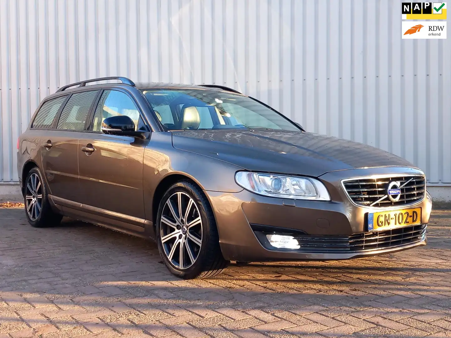 Volvo V70 2.0 D4 Summum Trekhaak Braun - 1