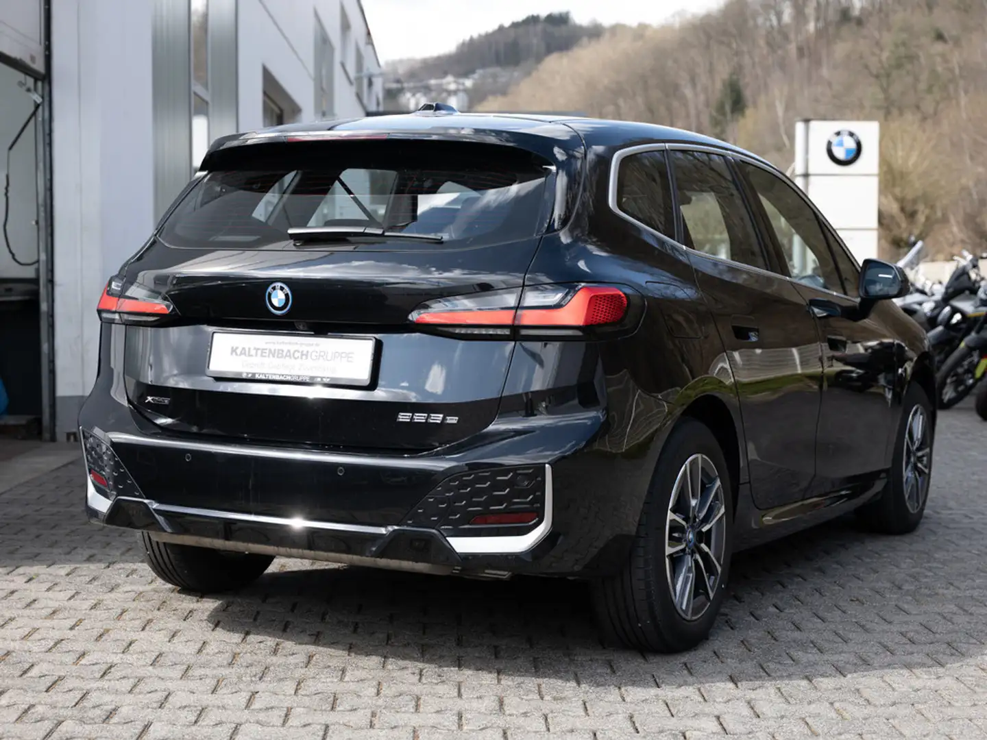 BMW 225 e Active Tourer xDrive M-Sport PANO AHK Černá - 2