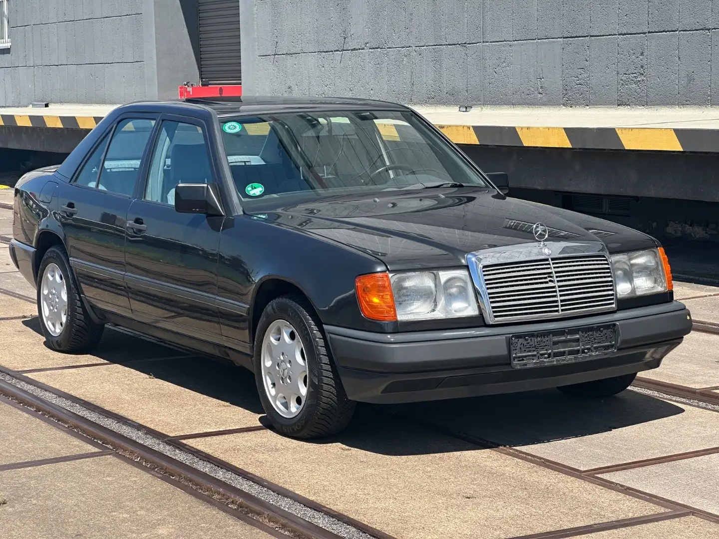 Mercedes-Benz 230 Gris - 1
