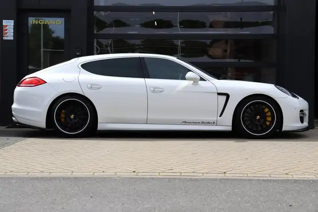 Porsche Panamera view 19