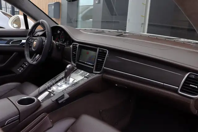 Porsche Panamera view 29