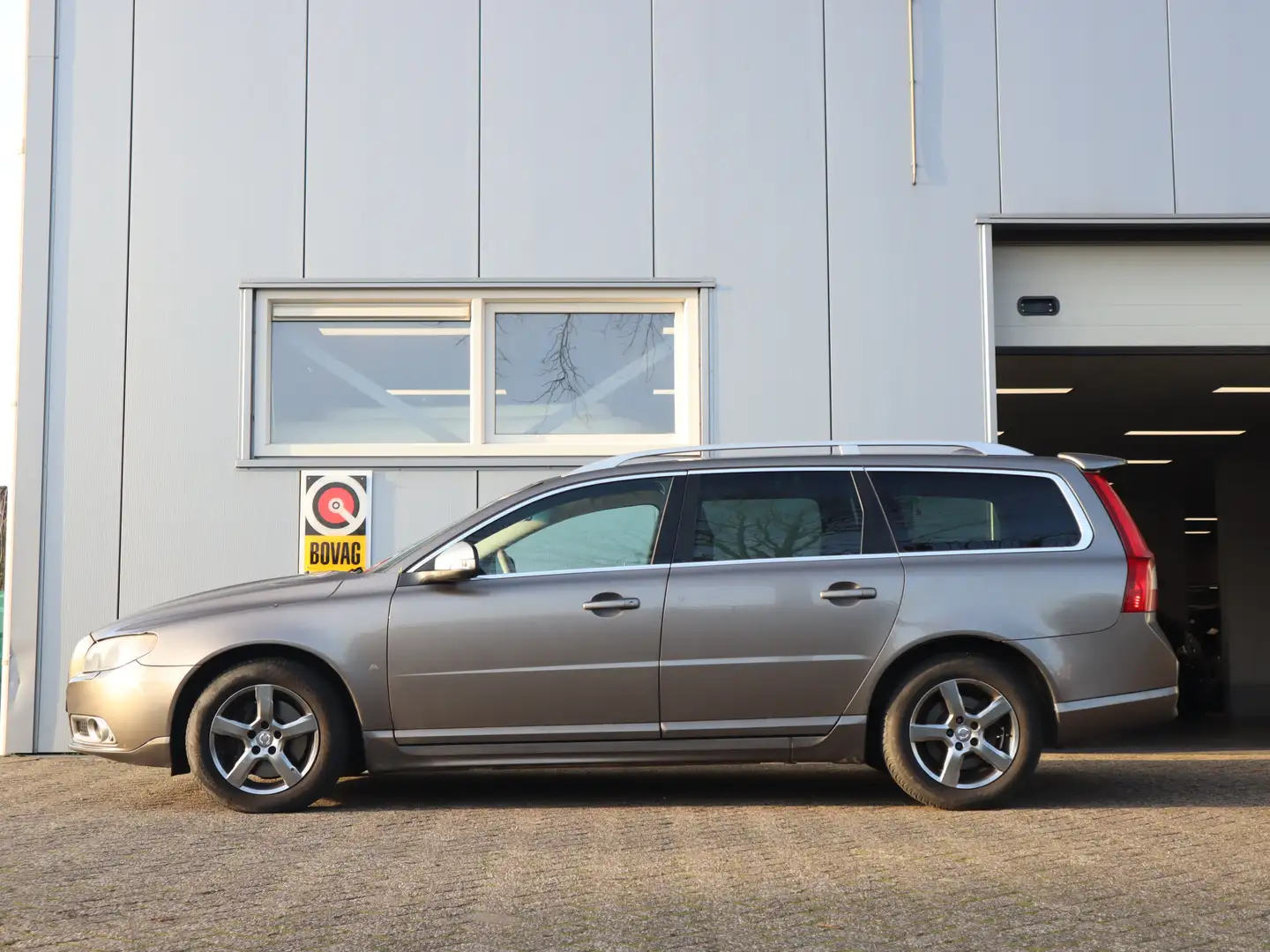 Volvo V70 2.4 D5 Summum / trekhaak / Dynaudio / DVD schermen Gris - 2