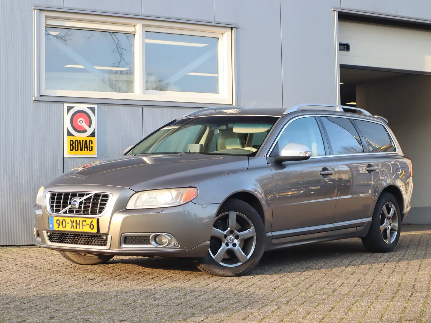 Volvo V70 2.4 D5 Summum / trekhaak / Dynaudio / DVD schermen Gris - 1