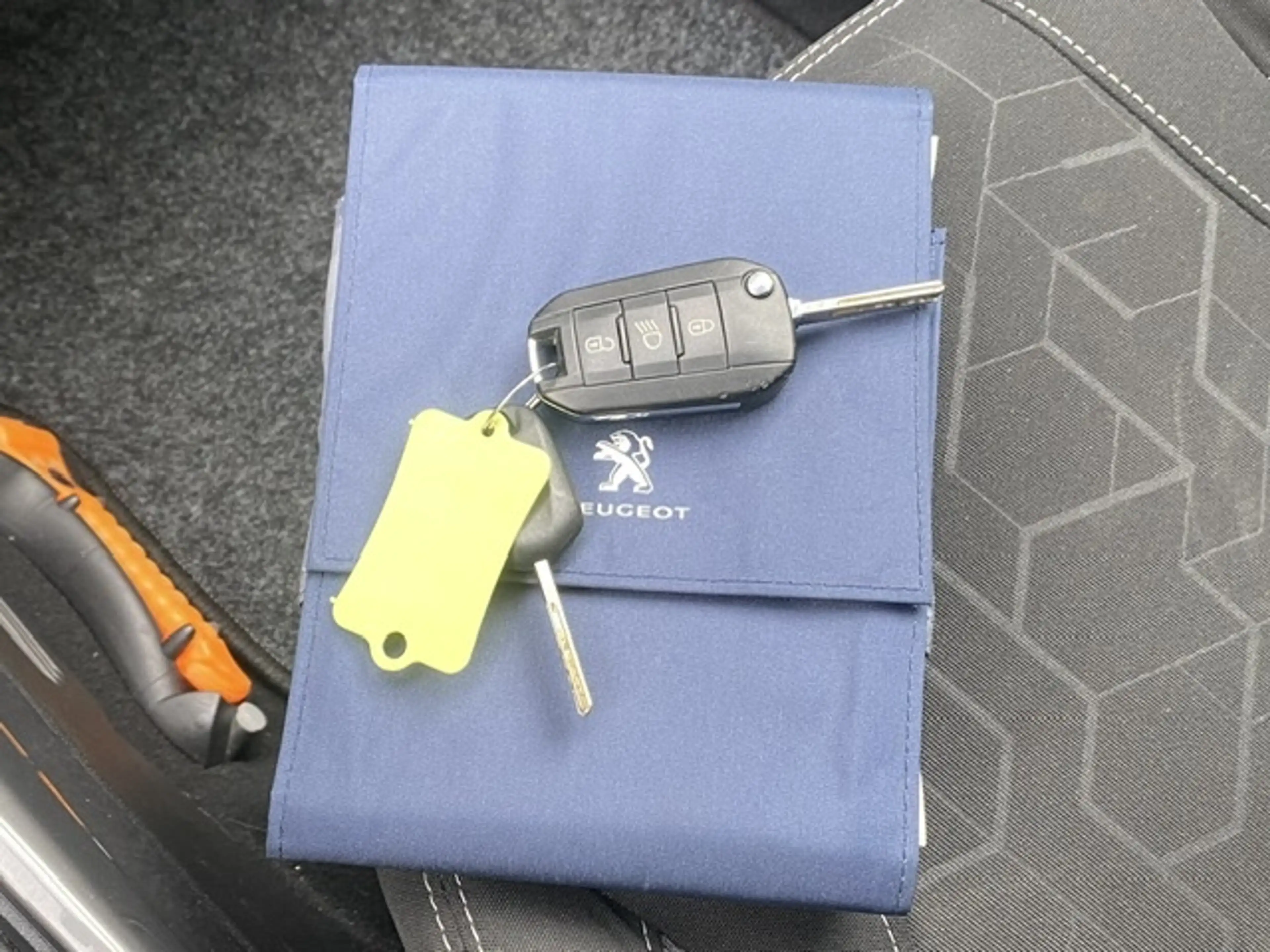 Peugeot 2008 1.2 PureT. Blue Lion — photo 33