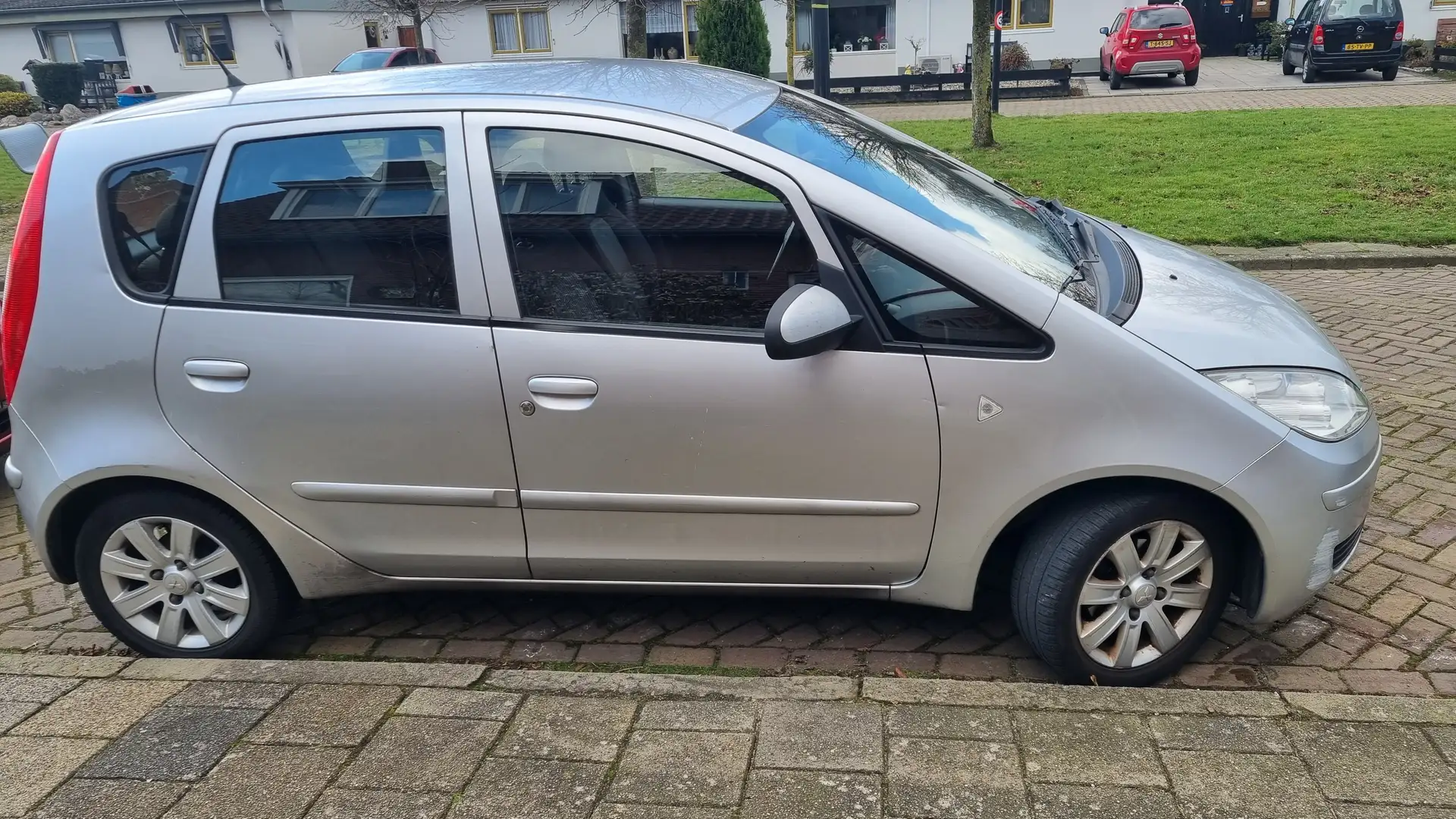 Mitsubishi Colt Colt 1.3 Invite+ Stříbrná - 2