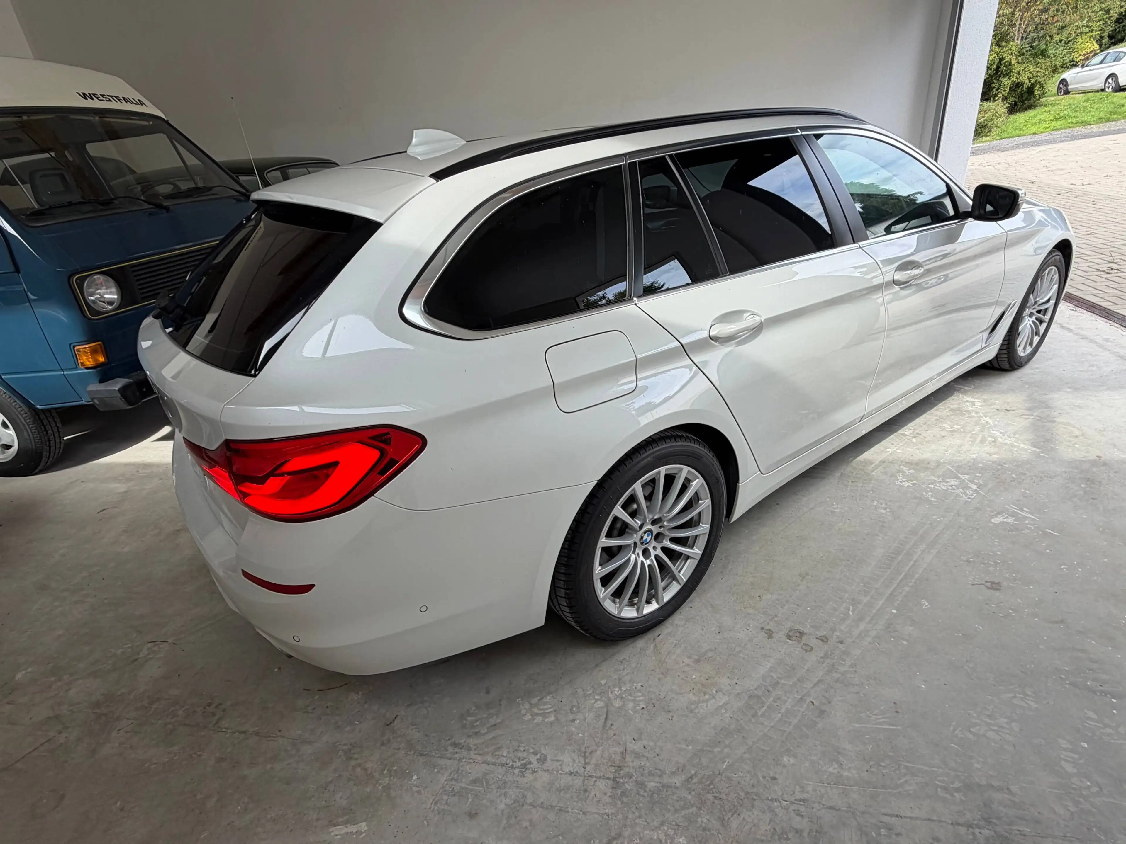 BMW 520 520 d Hybrid Virtual Panorama white metallic — photo 3