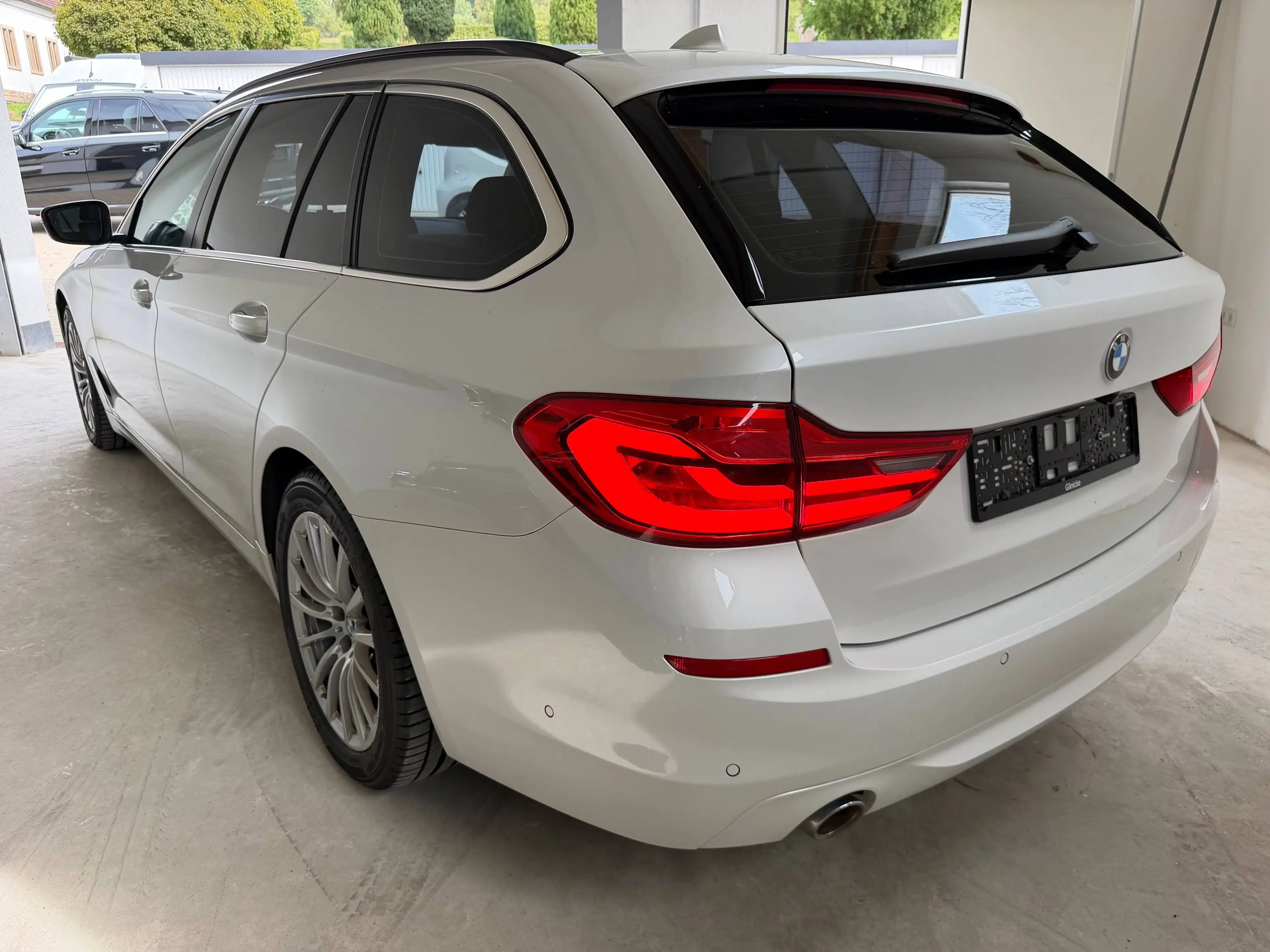BMW 520 520 d Hybrid Virtual Panorama white metallic — photo 4