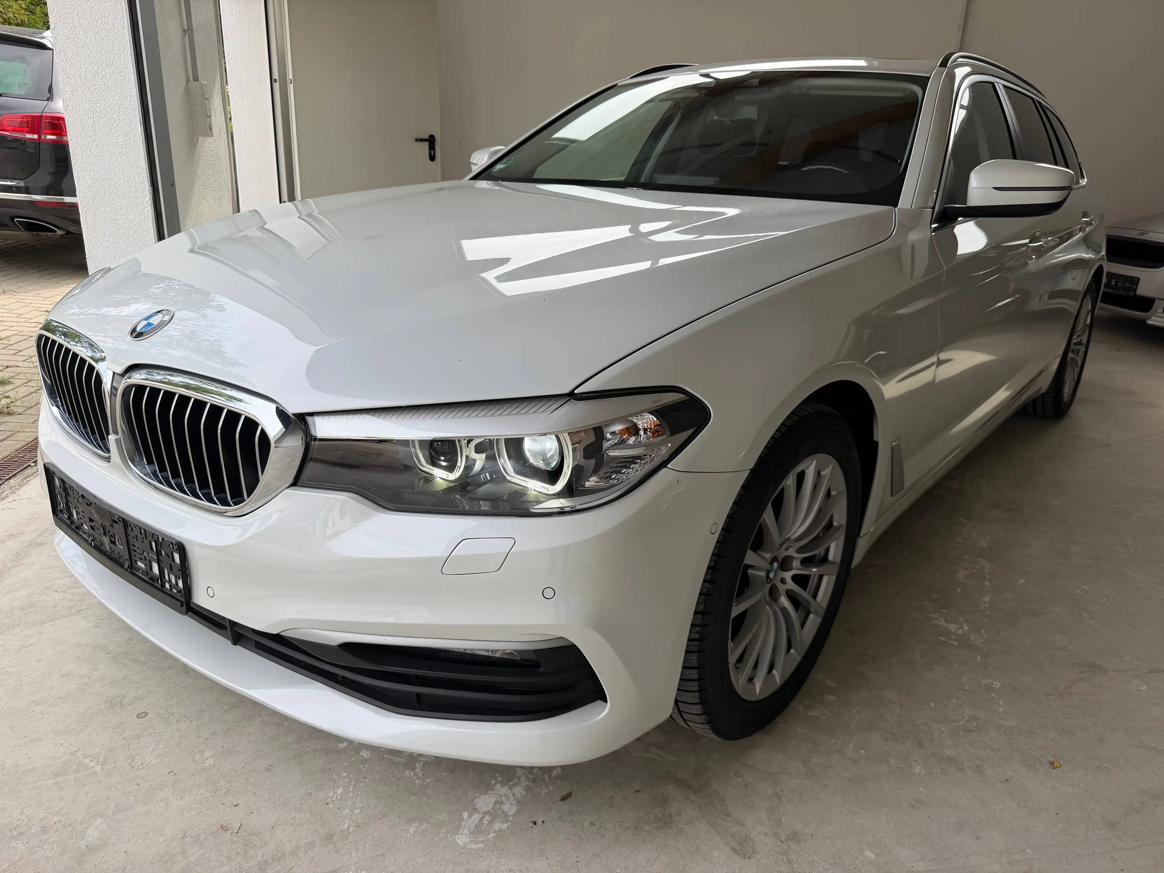 BMW 520 520 d Hybrid Virtual Panorama white metallic — photo 2