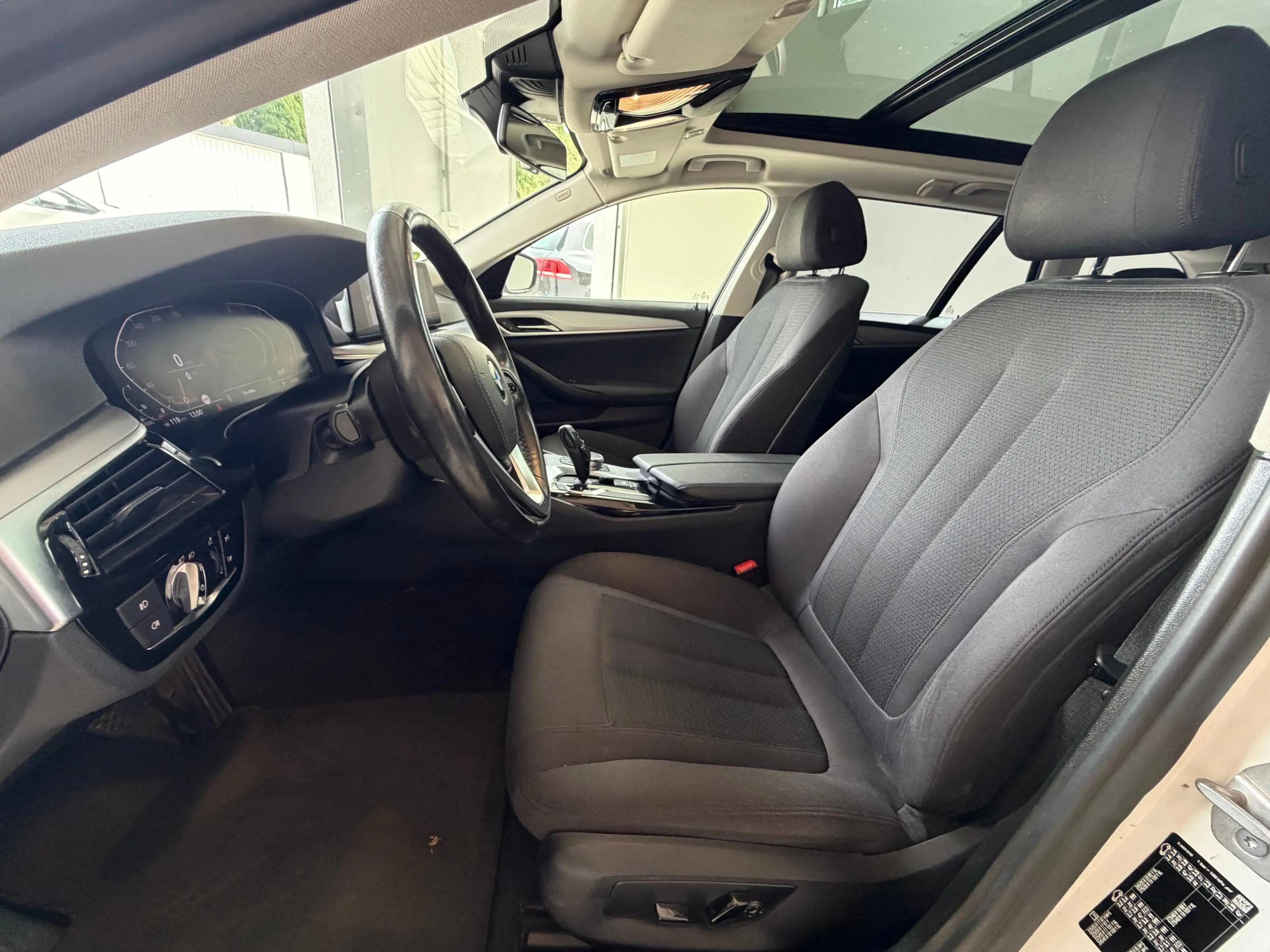 BMW 520 520 d Hybrid Virtual Panorama white metallic — photo 6