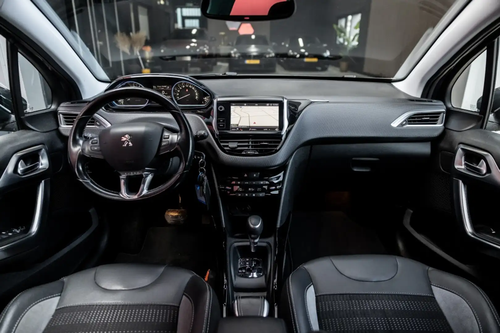 Peugeot 2008 1.2 PureTech Allure | Camera | Navi | Trekhaak | Gris - 2