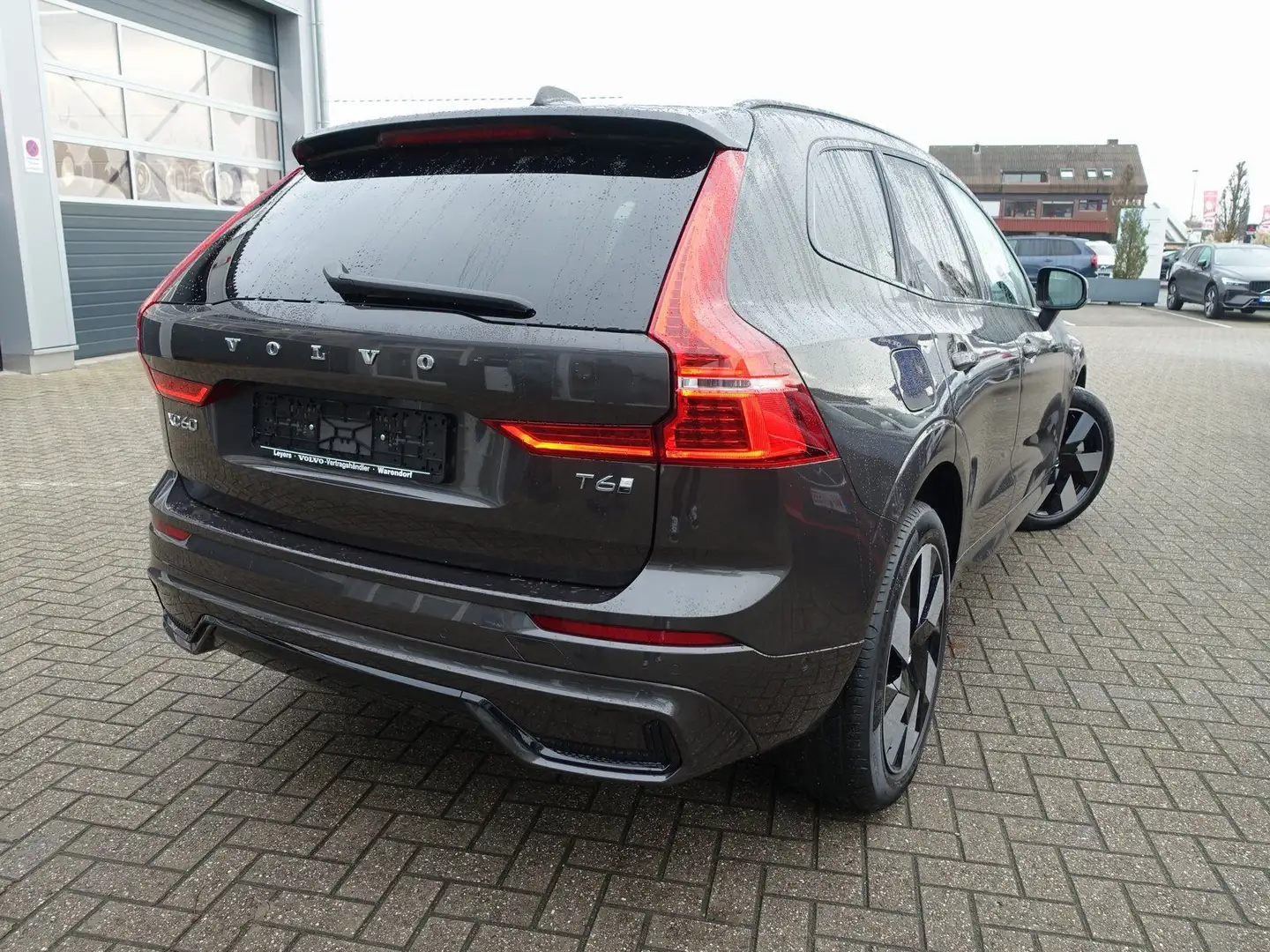 Volvo XC60 Plus T6 AWD Plug-in Hybrid/360°/Pano/H&K Grau - 2