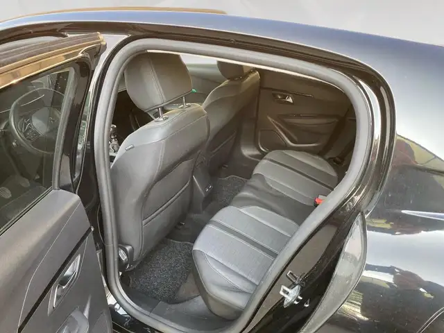 Peugeot 208 view 8