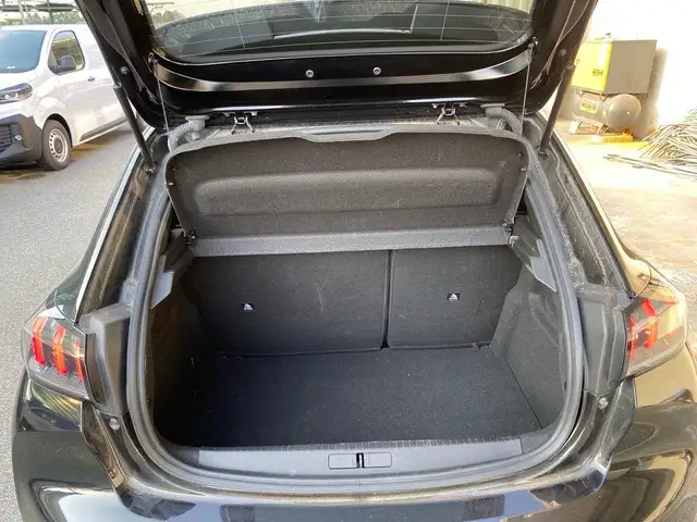 Peugeot 208 view 9