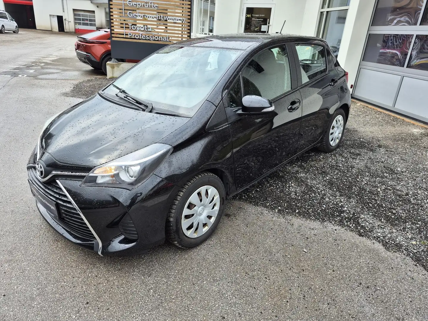 Toyota Yaris Active Schwarz - 2