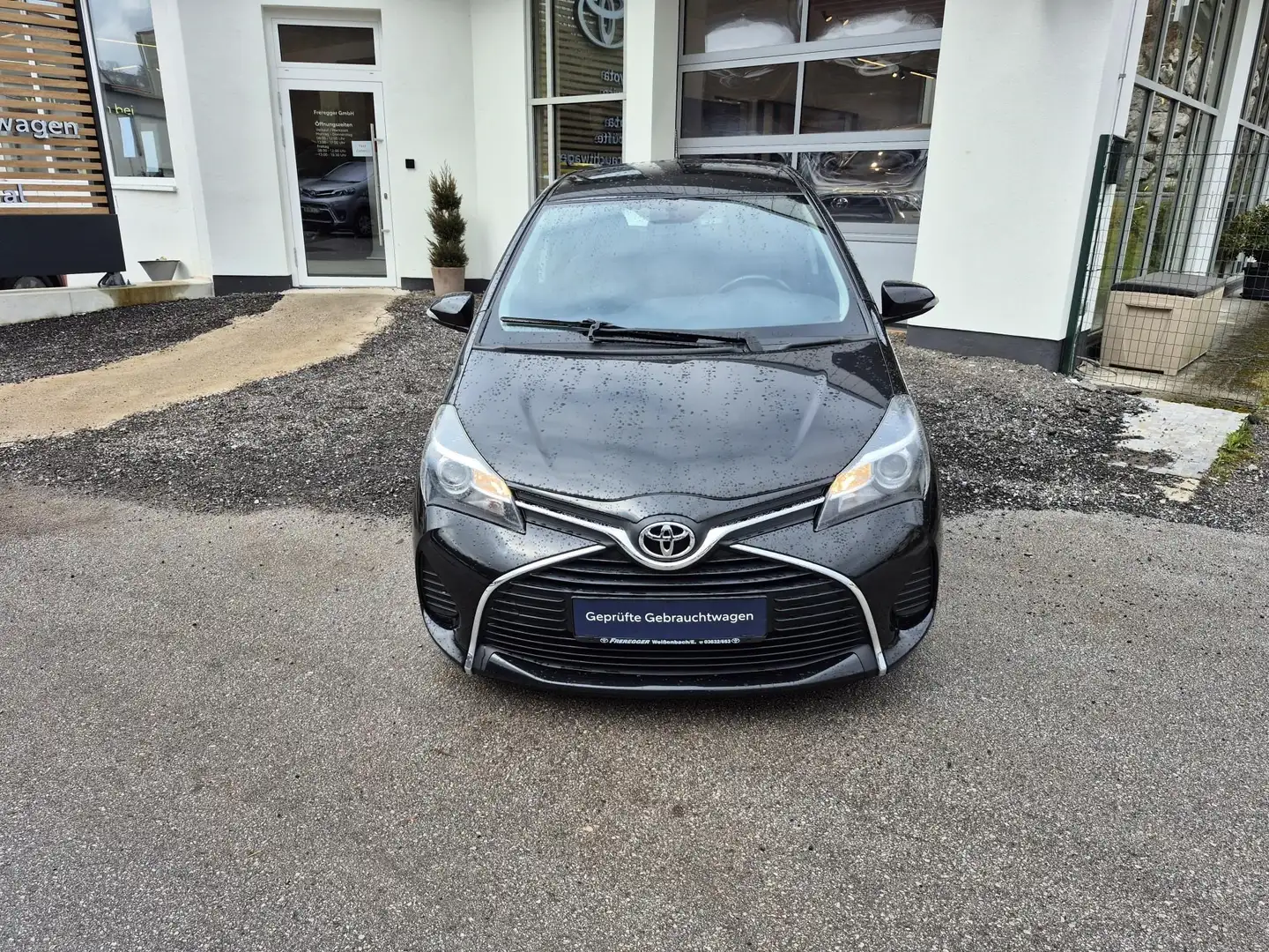 Toyota Yaris Active Schwarz - 1
