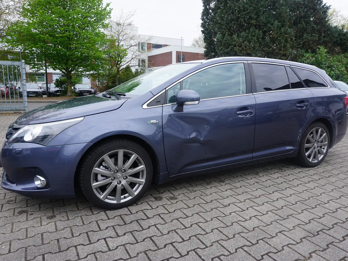 Toyota Avensis Executive /AUTOMATIK/LEDER/NAVI/PAN.DACH/EURO5/ Blau - 1