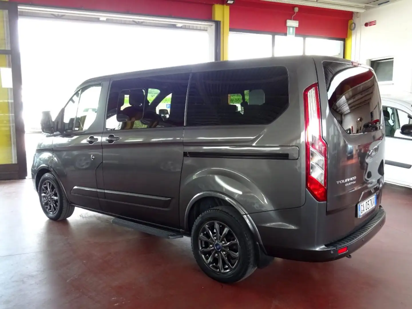 Ford Tourneo Custom 320 2.0 EcoBlue 130CV PC 8Posti Titanium Grigio - 2