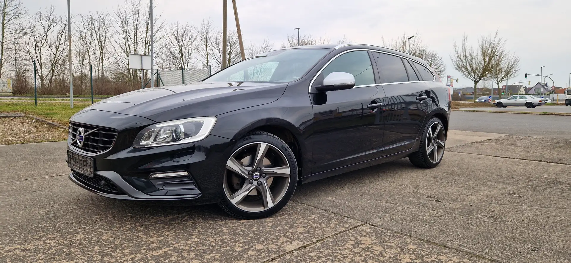 Volvo V60 D4 Geartronic R-Design Aut. Navi Xenon Kamera Negro - 2