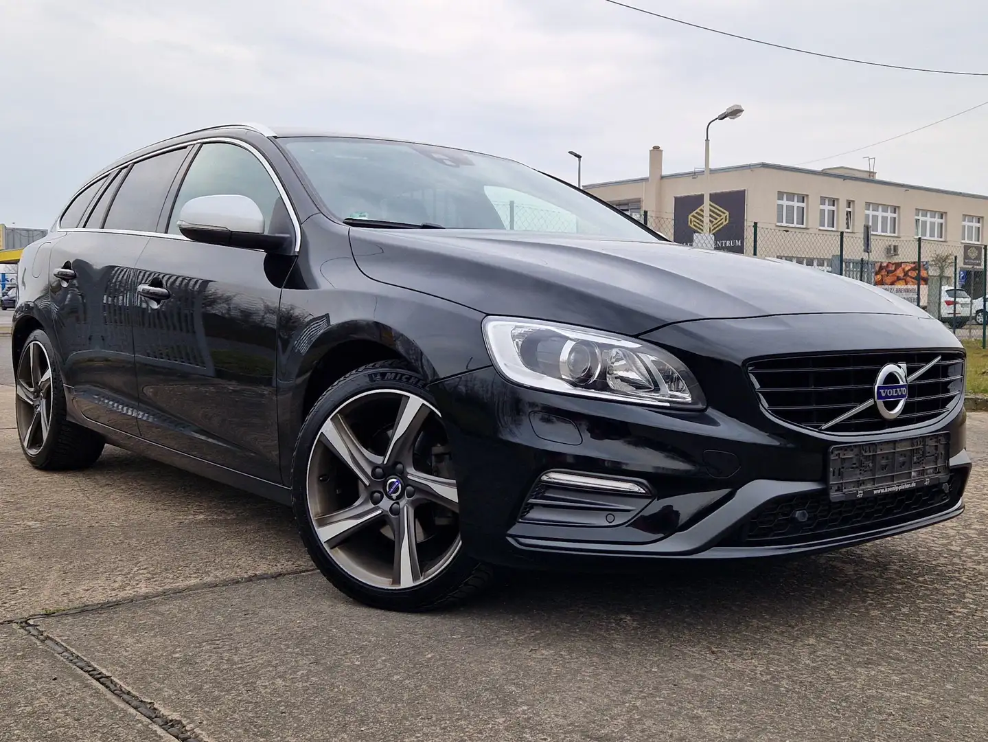 Volvo V60 D4 Geartronic R-Design Aut. Navi Xenon Kamera Negro - 1