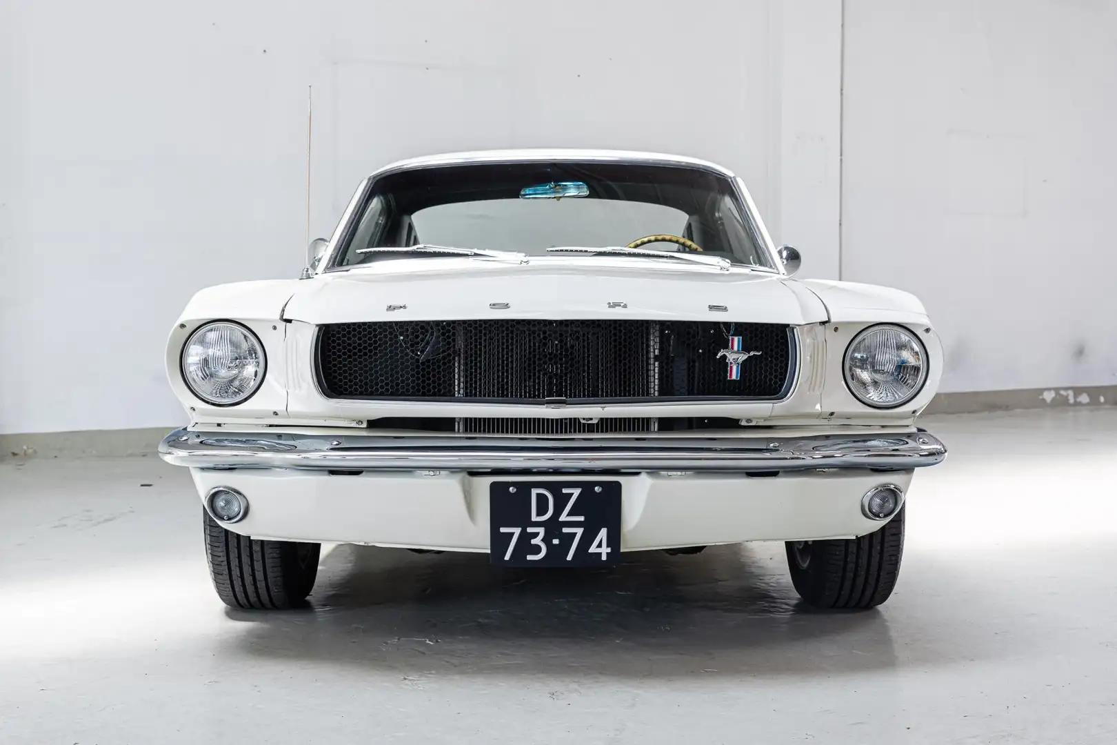 Ford Mustang Fastback - Restomod - Manual Gearbox bijela - 2