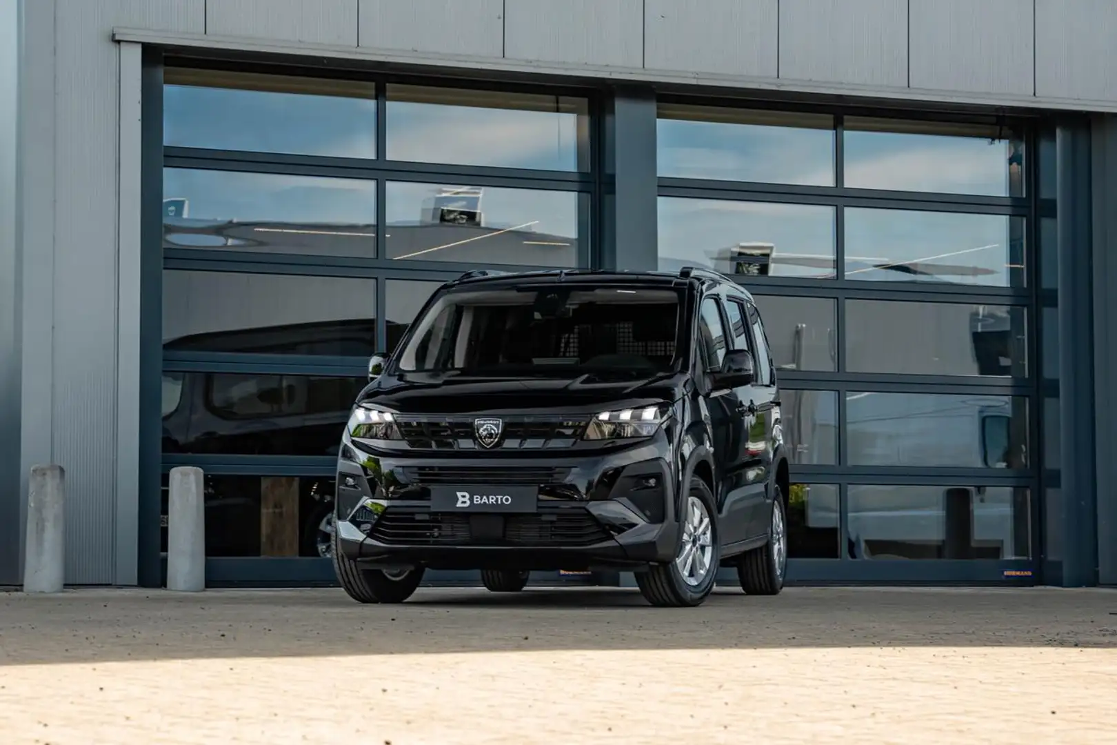 Peugeot Rifter Allure | Manueel 110 PK | MPV | LED | Camera | ... Black - 1