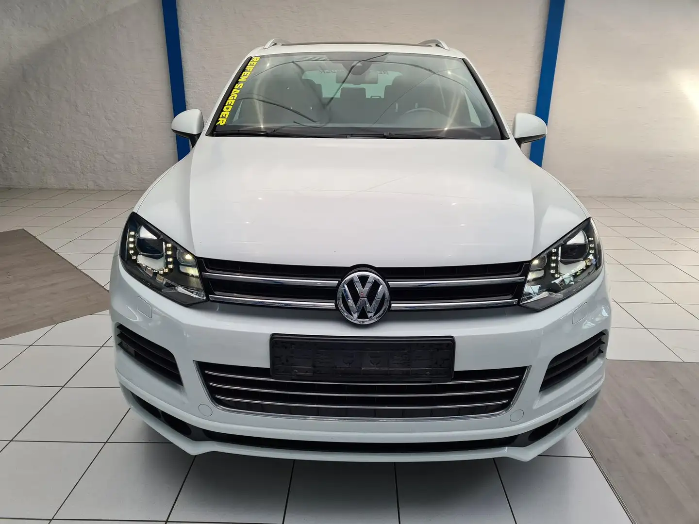 Volkswagen Touareg 3.0TDI R-LINE | XENON | AHK | LUFT Белый - 2