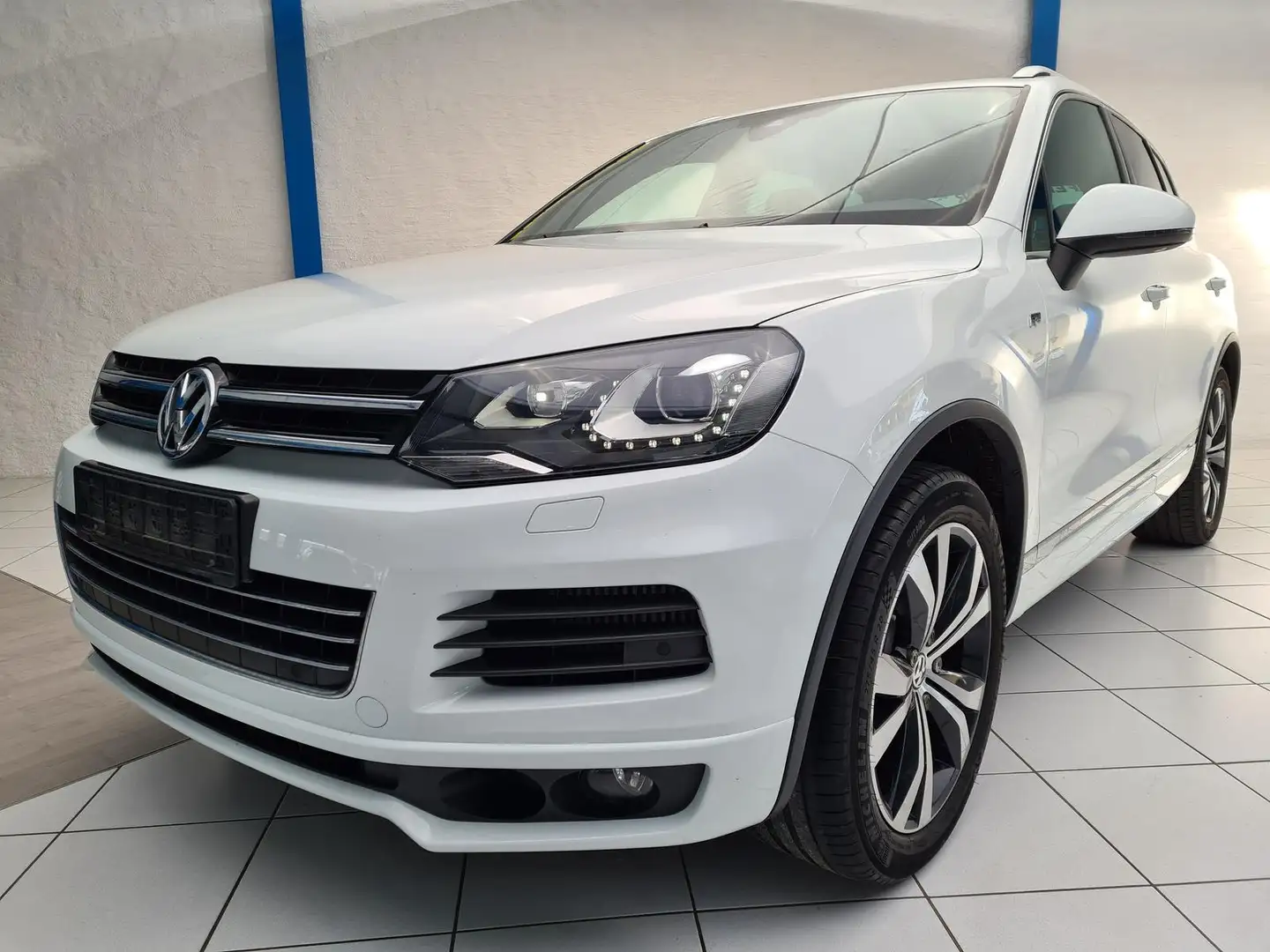 Volkswagen Touareg 3.0TDI R-LINE | XENON | AHK | LUFT Белый - 1