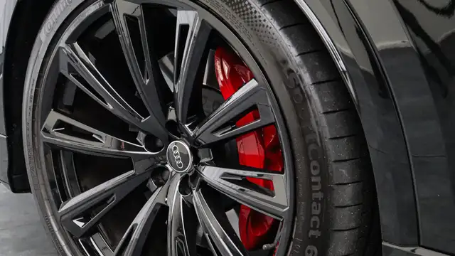 Audi Q8 view 7