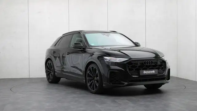 Audi Q8 view 5