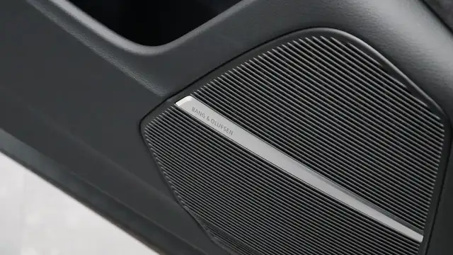 Audi Q8 view 11