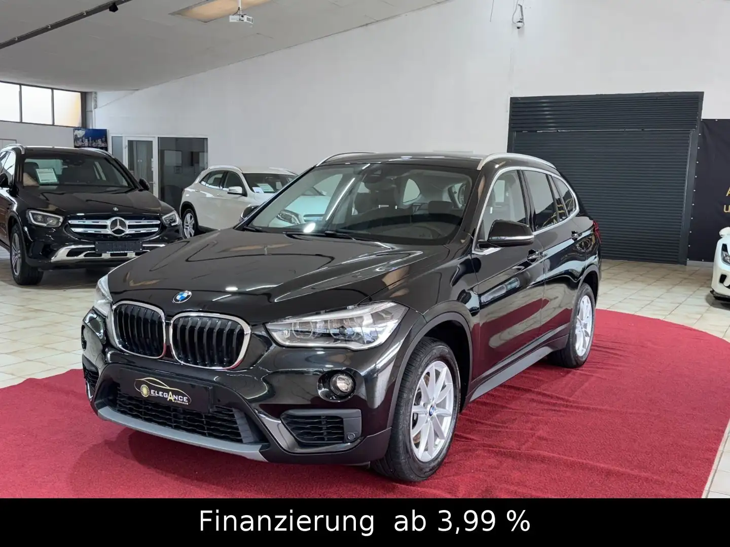 BMW X1 xDrive 25 i Advantage Zwart - 1