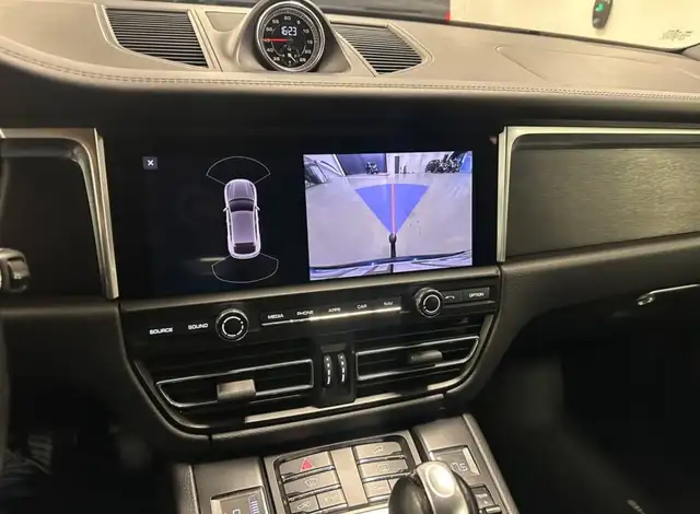 Porsche Macan view 11