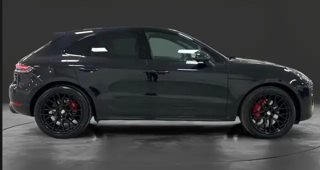 Porsche Macan view 3