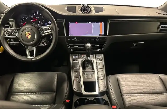 Porsche Macan view 15
