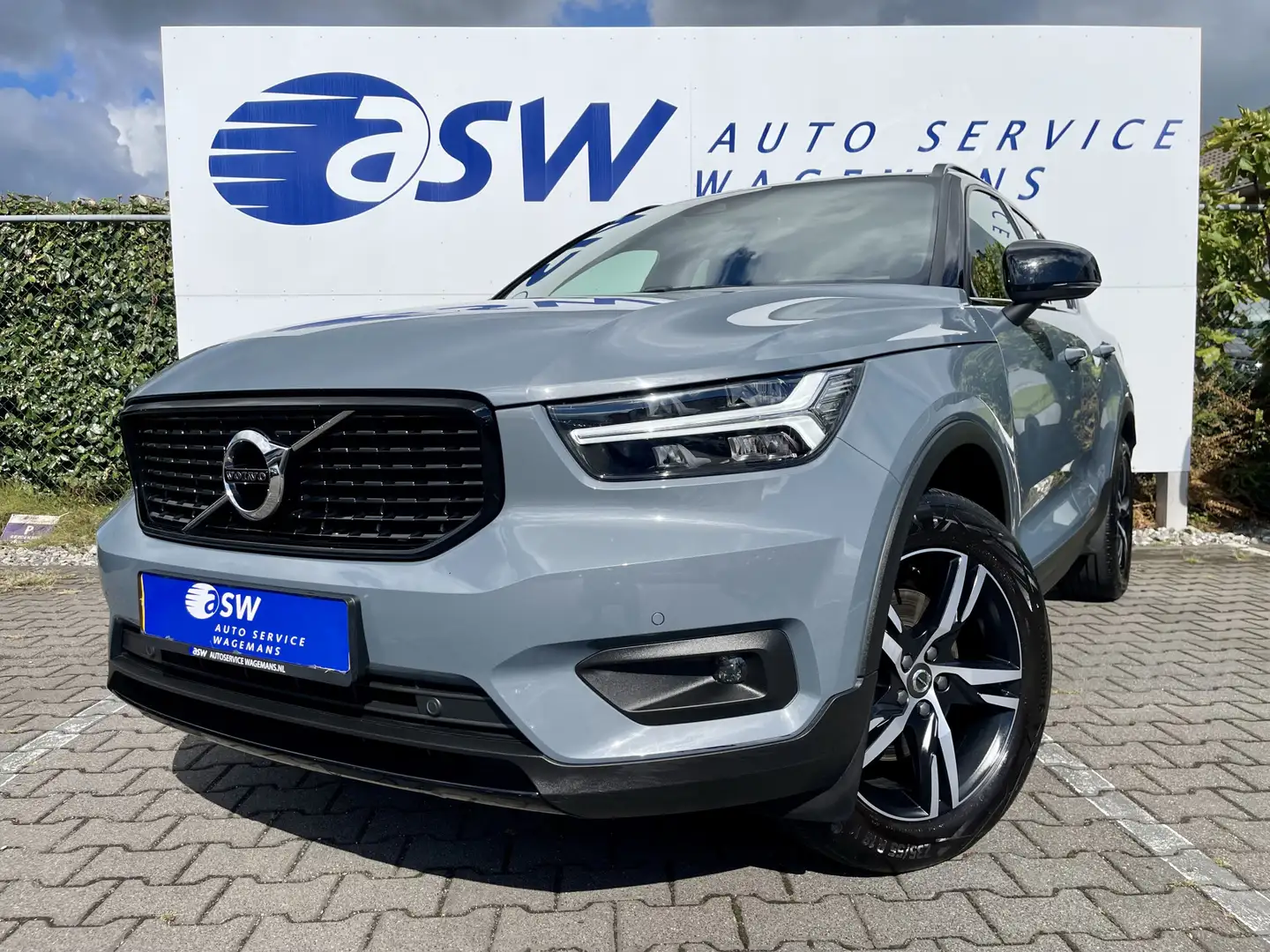 Volvo XC40 2.0 B4 R-Design | Trekhaak | CarPay | Camera | Key Grijs - 2