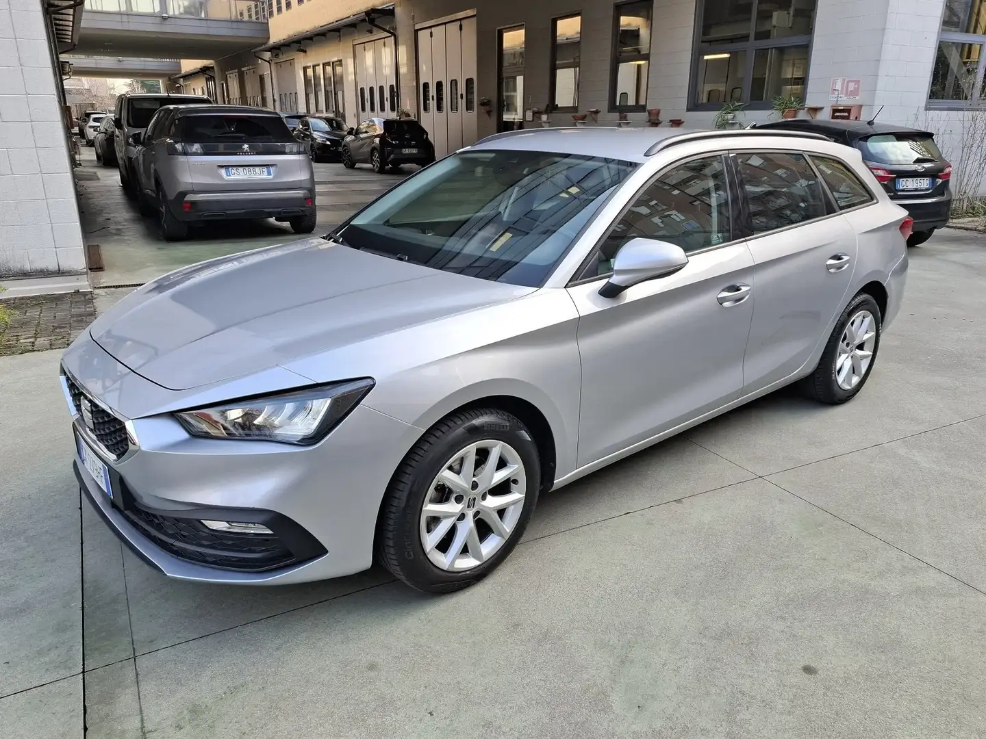 SEAT Leon Sportstourer 1.0 e-tsi Style 110cv dsg Argent - 2