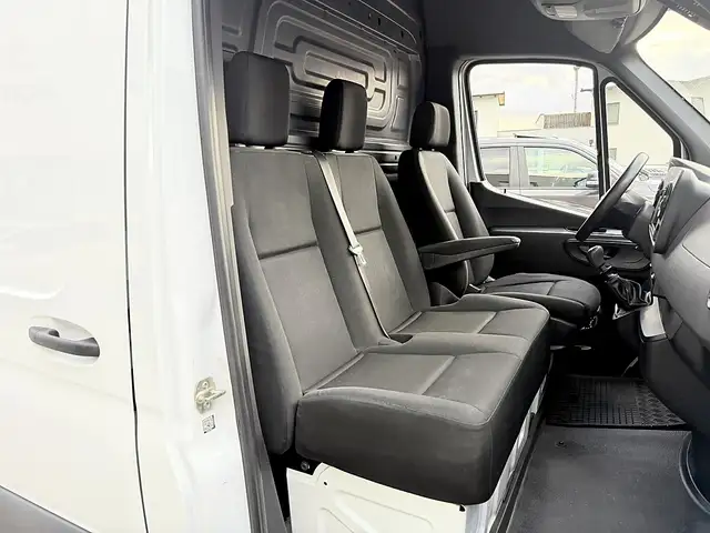 Mercedes-Benz Sprinter view 2