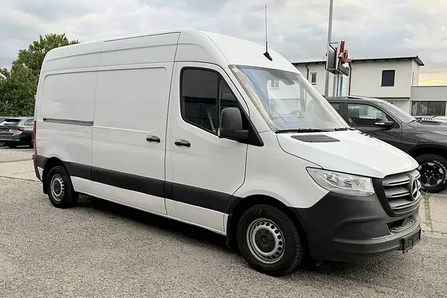 Mercedes-Benz Sprinter view 3