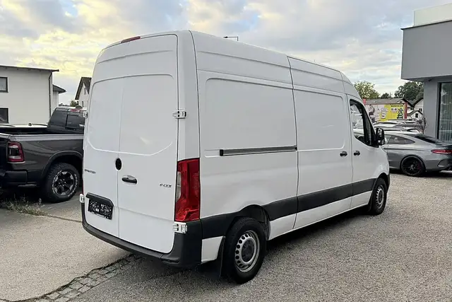 Mercedes-Benz Sprinter view 4