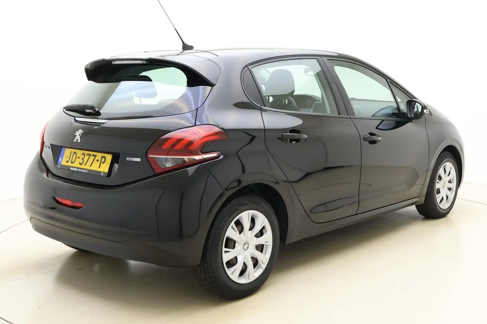 Peugeot 208 1.2 PureTech Active 82 PK | Handgeschakeld | Airco Zwart - 2
